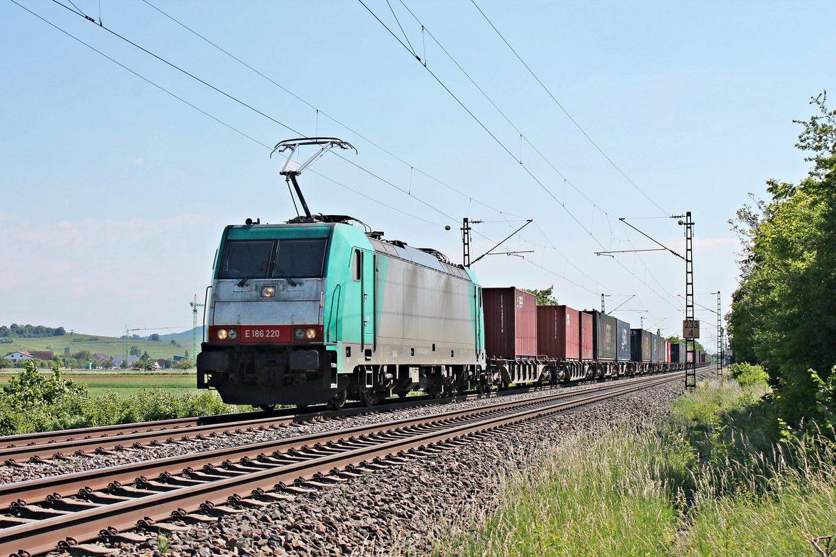 Mit dem  GTS -Containerzug DGS 40046 (Piacenza - Zeebrugge-Ramskapelle) fuhr am Nachmittag des 19.05.2020 die ATLU/XRAIL E 186 220 nördlich von Hügelheim über die KBS 702 durchs Markgräflerland in Richtung Freiburg (Breisgau).