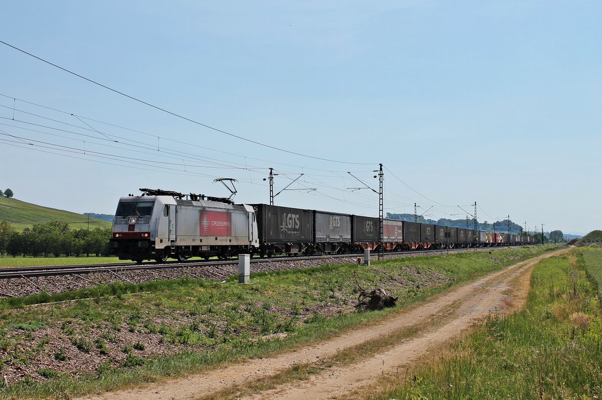 Mit dem  GTS -Containerzug DGS 40046 (Piacenza - Zeebrugge Ramskapelle) fuhr am frühen Nachmittag des 02.06.2020 die AKIEM/XRAIL 186-150  CROSSRAIL  zwischen Schliengen und Auggen über die Rheintalbahn in Richtung Müllheim (Baden).