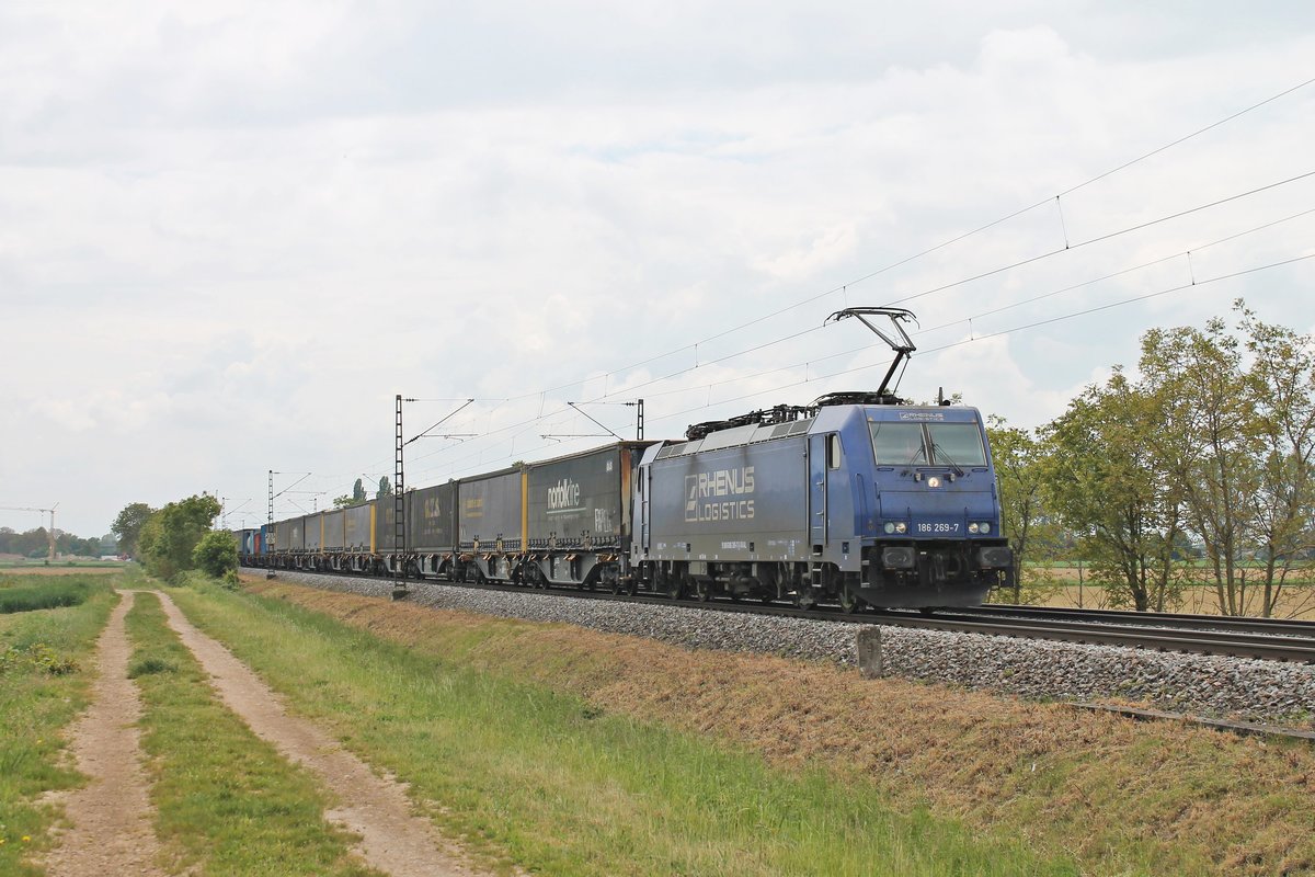 Mit dem  GTS -Containerzug (Piacenza - Zeebrugge) fuhr am Mittag des 19.05.2019 die RRL/XRAIL 186 269-7 bei Hügelheim über die Rheintalbahn in Richtung Freiburg (Breisgau).