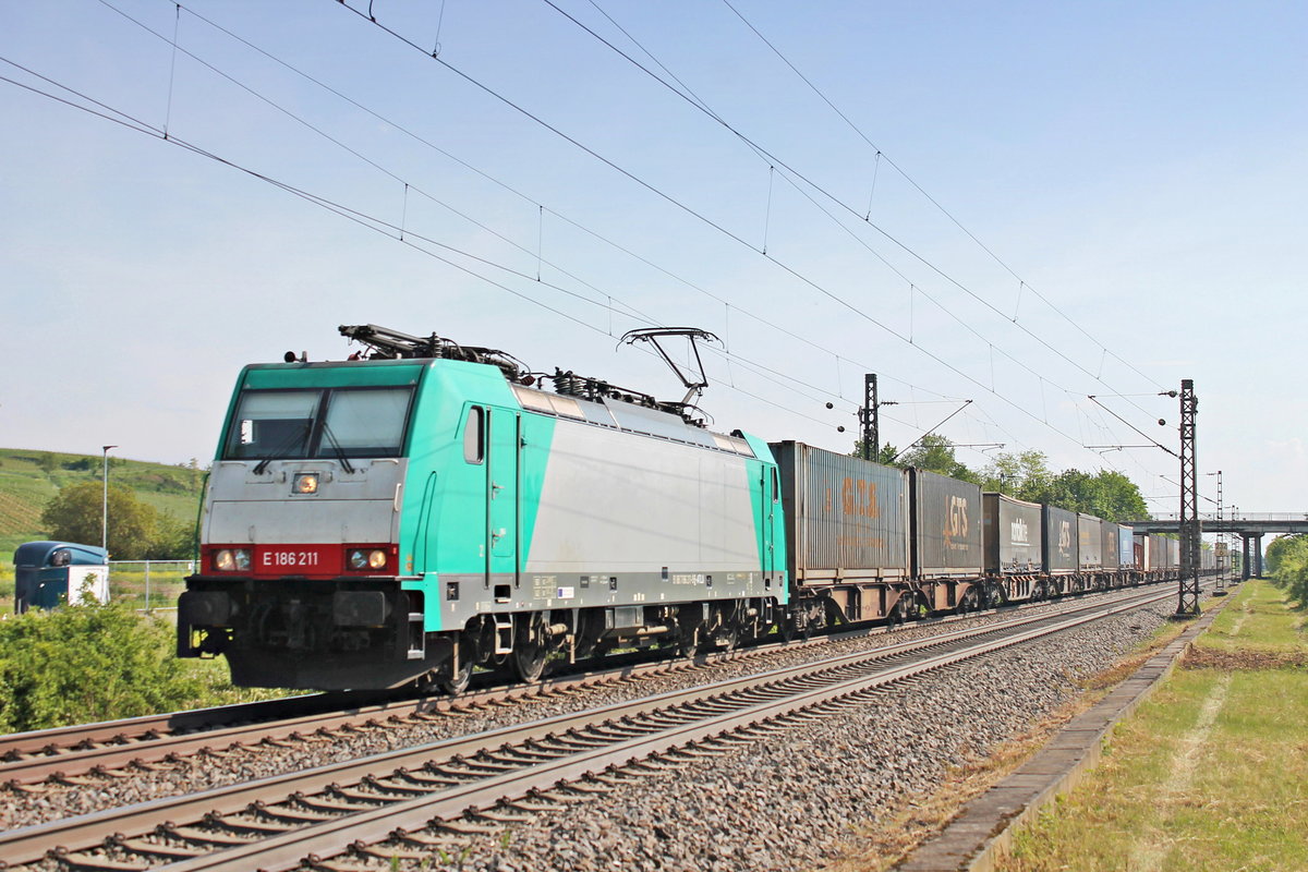 Mit dem  GTS -Containerzug (Piacenza - Zeebrugge) fuhr am Nachmittag des 24.05.2019 die ATLU/XRAIL E 186 211 südlich vom Haltepunkt Buggingen über die Rheintalbahn in Richtung Freiburg (Breisgau).