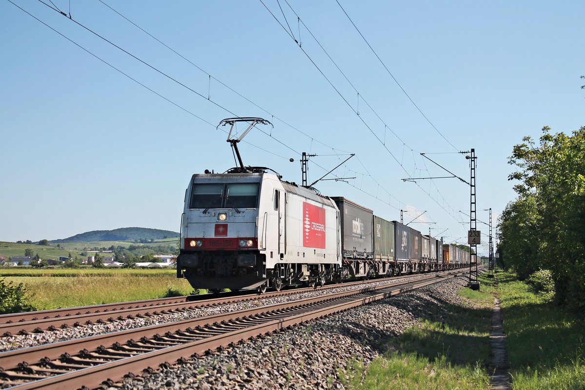 Mit dem  GTS -Containerzug (Piacenza - Zeebrugge) fuhr am Nachmittag des 13.06.2019 die Maquarie/XRAIL 186-150 nördlich von Hügelheim über die Rheintalbahn durchs Markgräflerland in Richtung Freiburg (Breisgau).