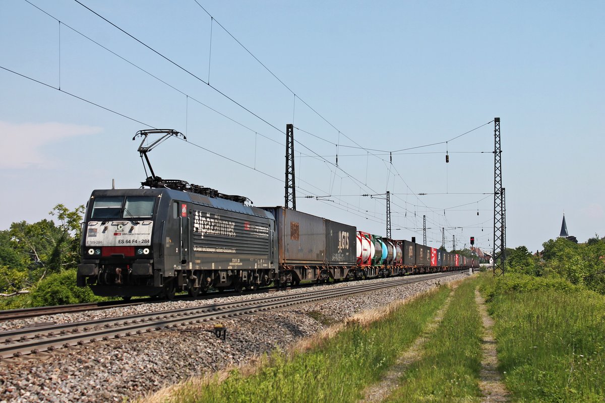 Mit dem  GTS -Containerzug (Rotterdam Waalhaven - Piacenza) fuhr am Morgen des 25.05.2019 die MRCE/SBBCI ES 64 F4-284 (189 284-3)  Alpäzähmer  über die Rheintalbahn durch den Bahnhof von Heitersheim in Richtung Schweizer Grenze.