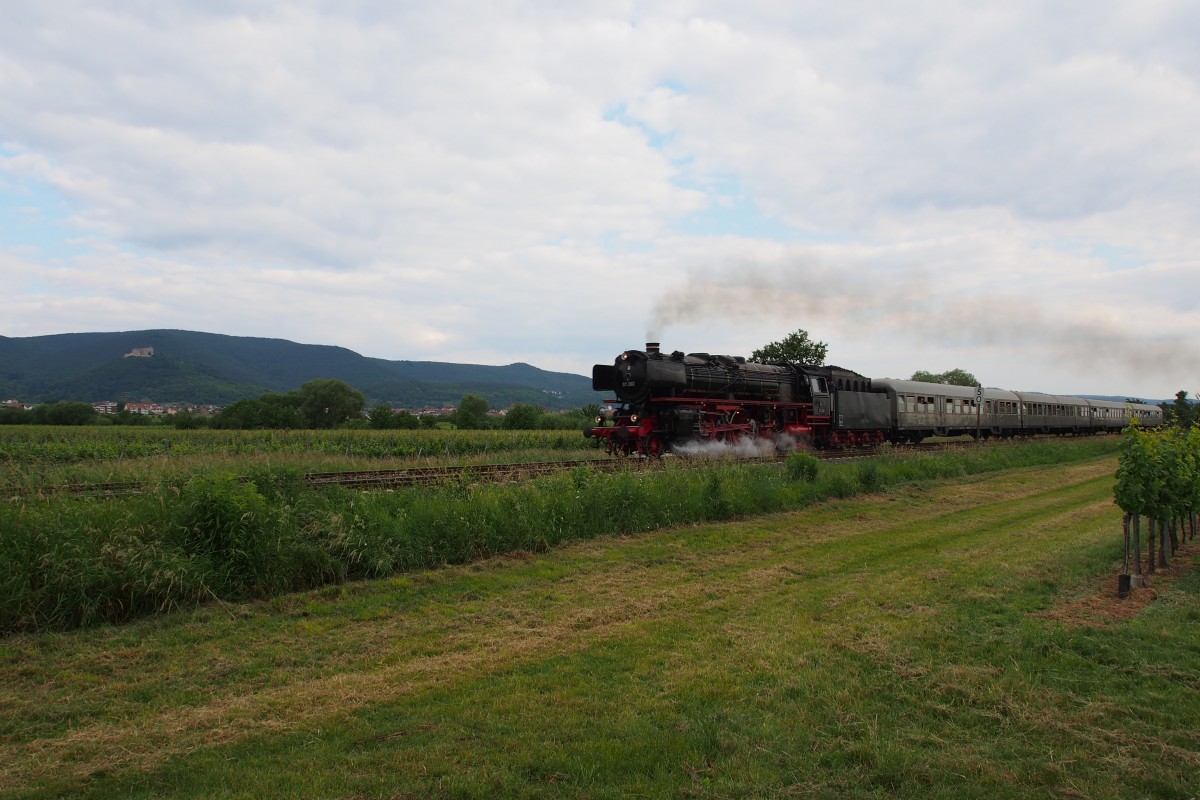 Mit dem Hambacher Schloss im Hintergrund dampfte 01 212 mit voller Fahrt an den Fotographen vorbei. Hier zwischen Maikammer und Neustadt/W. am 01.06.2014- 