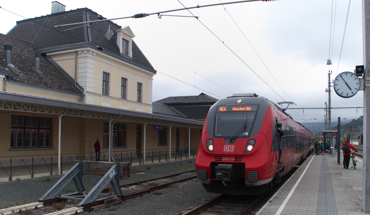 Mit dem Hamster ( 2 442 214 )durch das Außerfern. Abfahrt 17.01 Uhr, das bedeutet für den Triebfahrzeugführer noch Zeit für eine Zigarette und für uns noch Zeit um wenigstens ein Foto zu machen. Wir waren aus Pfronten gekommen und mussten in Reutte in Tirol in den REX nach München umsteigen. Bahnstrecke 35201 Reutte Tirol - Staatsgrenze Deutschland am 10.10.2015 