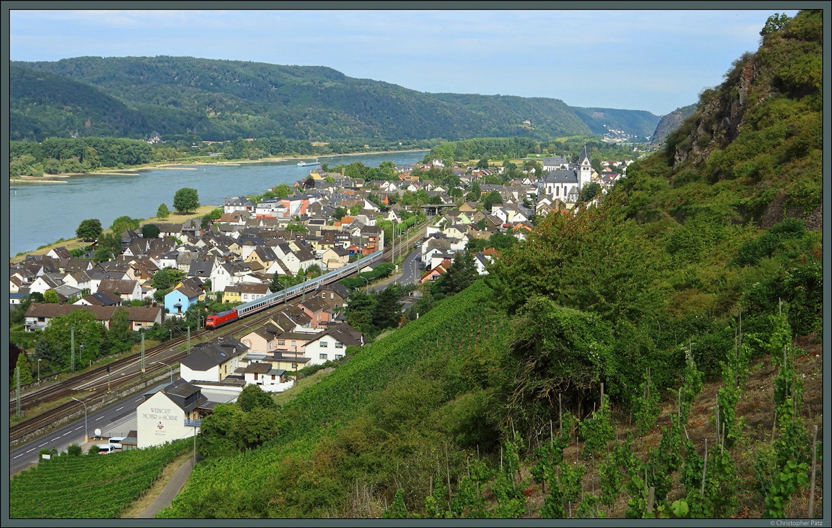 Mit dem IC 1115 nach Stuttgart rollt 101 069 am 24.07.2020 entlang der Weinberge bei Leutesdorf.