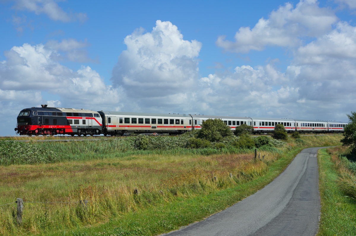 Mit dem IC 2074 von Berlin nach Westerland durchfährt die 218 497-6 am 28.06.2024 die Ortschaft Morsum auf der Insel Sylt