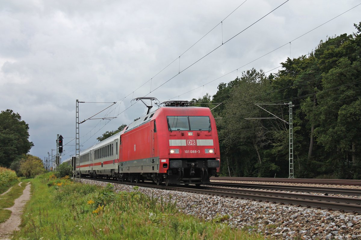 Mit dem  IC 2083  Königsee  (Hamburg Altona - Berchtesgarden) fuhr am 12.09.2017 die 101 088-3 südlich von Zorneding in Richtung Aßling.
