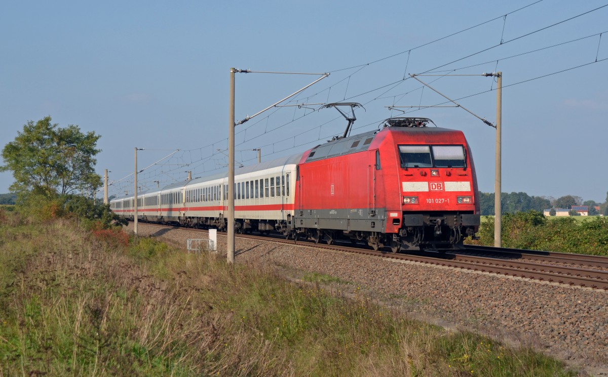 Mit dem IC 2207 am Haken fährt 101 027 am 05.10.14 durch Zschortau Richtung Leipzig.