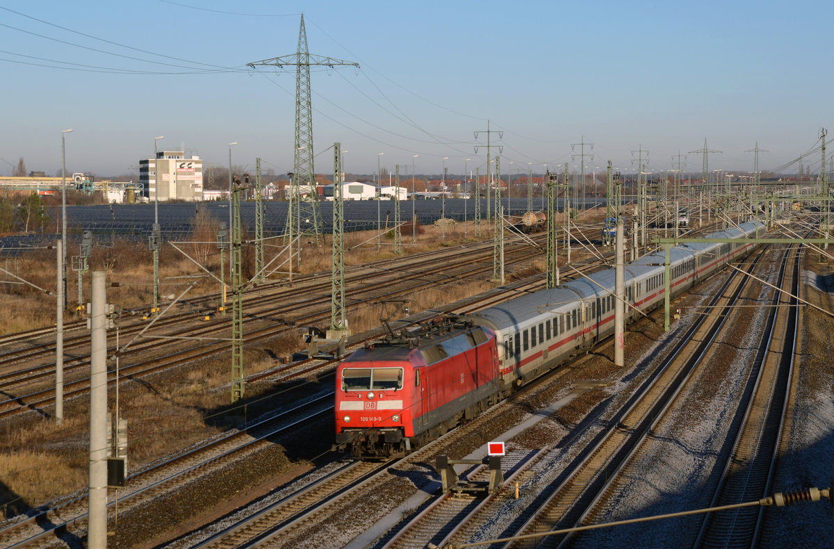 Mit dem IC 2355 nach München rauscht 120 143 am sonnigen Silvestertag 2016 durch Bitterfeld nach Leipzig.