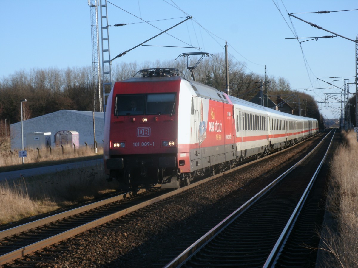 Mit dem IC 2356 Binz-Frankfurt/Main Flughafen fuhr 101 089,am 09.Februar 2014,durch Teschenhagen.