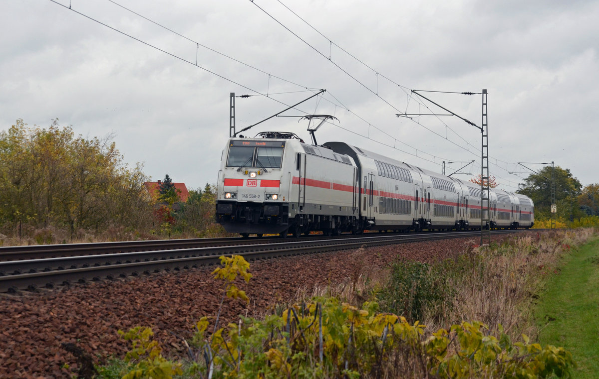 Mit dem IC 2442 von Dresden nach Leipzig rollt 146 558 am 29.10.16 durch Zeithain nach Leipzig. 