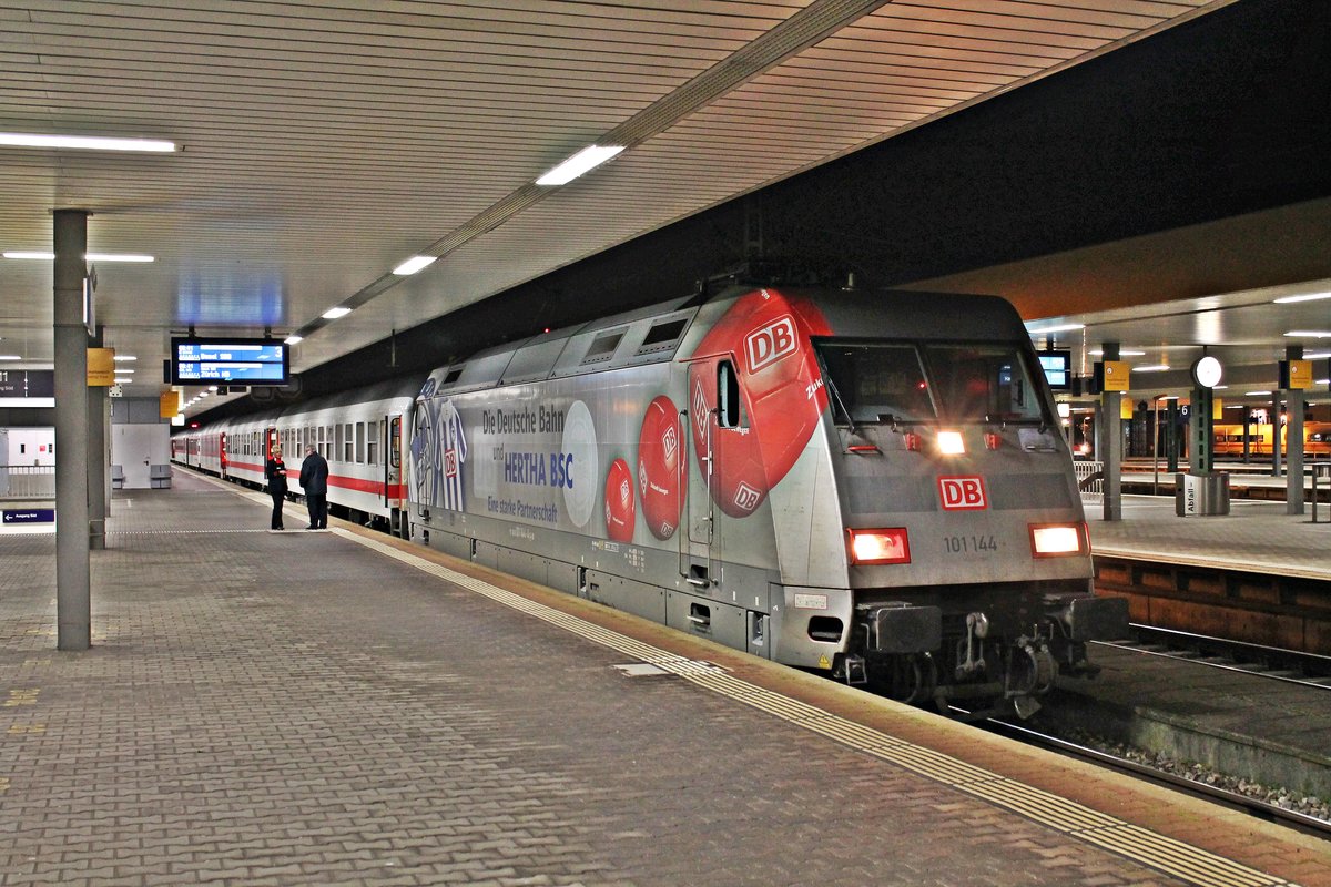 Mit dem IC 61419/CNL 40419/CNL 479 (Duisburg Hbf - Basel SBB (IC 61419)/Amsterdam Centraal - Zürich HB (CNL 40419)/Hamburg-Altona - Chur HB (CNL 479)) stand am 26.11.2014 die 101 144-4  Hertha BSC  in Basel Bad Bf für einen Personalwechsel, um dann die letzten 5km nach Basel SBB anzugehen.