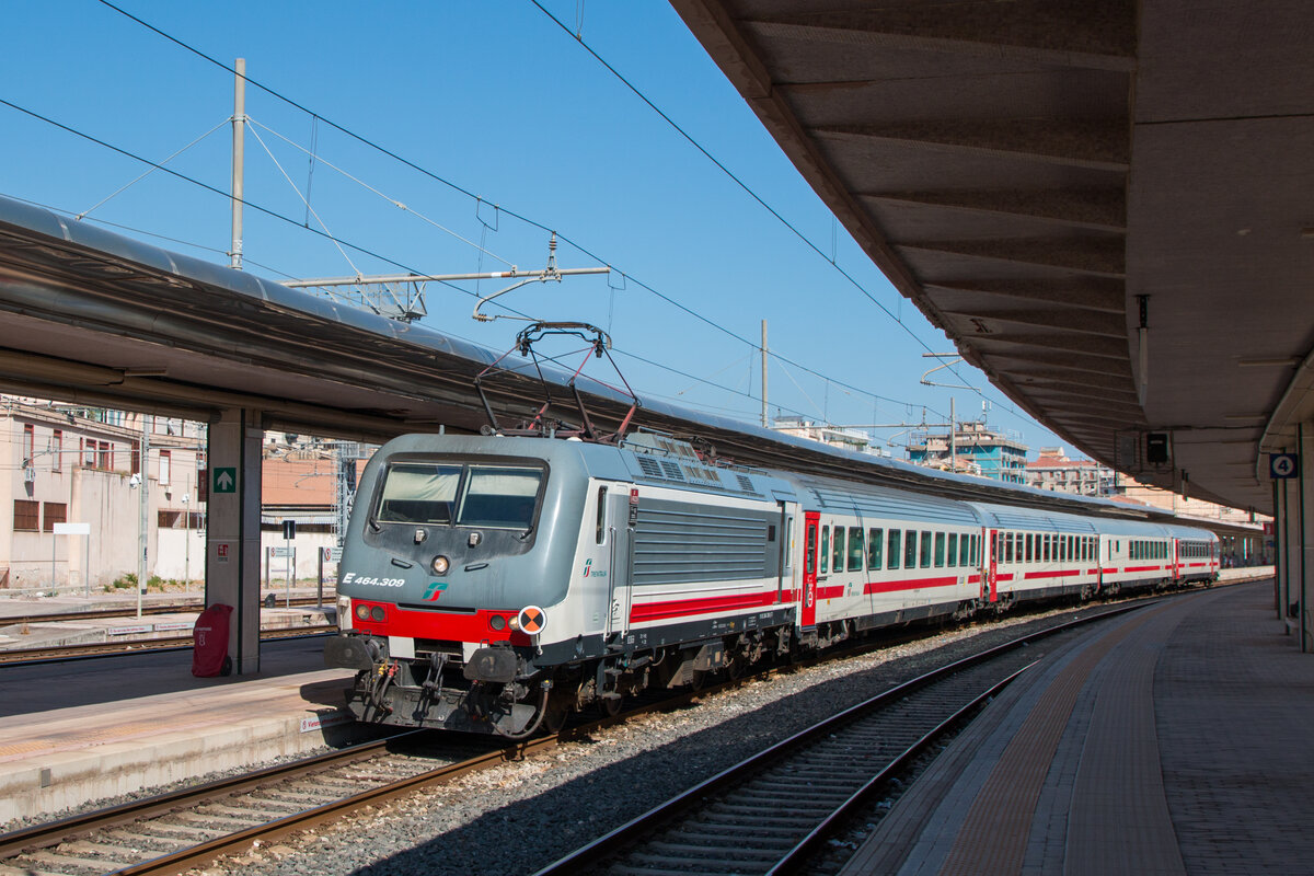 Mit dem IC 730 nach Roma Termini verlässt 464.309 den Bahnhof Palermo Centrale. Fotografiert am 29.07.2022. 
