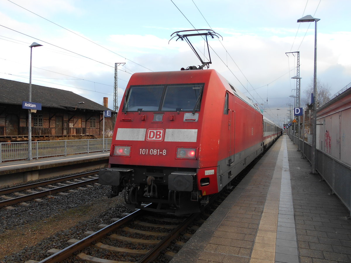 Mit dem IC Binz-Berlin Südkreuz stand die 101 081,am 09.Dezember 2018,in Anklam.