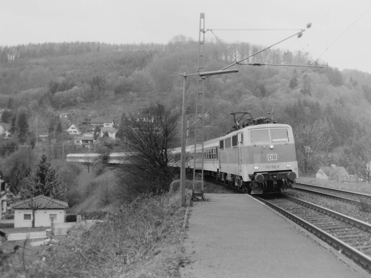 Mit dem IR Emden Stuttgart Hbf am Haken ist die 111 118 auf dem hohen Damm vorm Bahnhof Neckargerach vom Rudi Pavel am 11.4.1995 abgelichtet worden. Alle Rechte am Bild gehören Rudolf Pavel. 