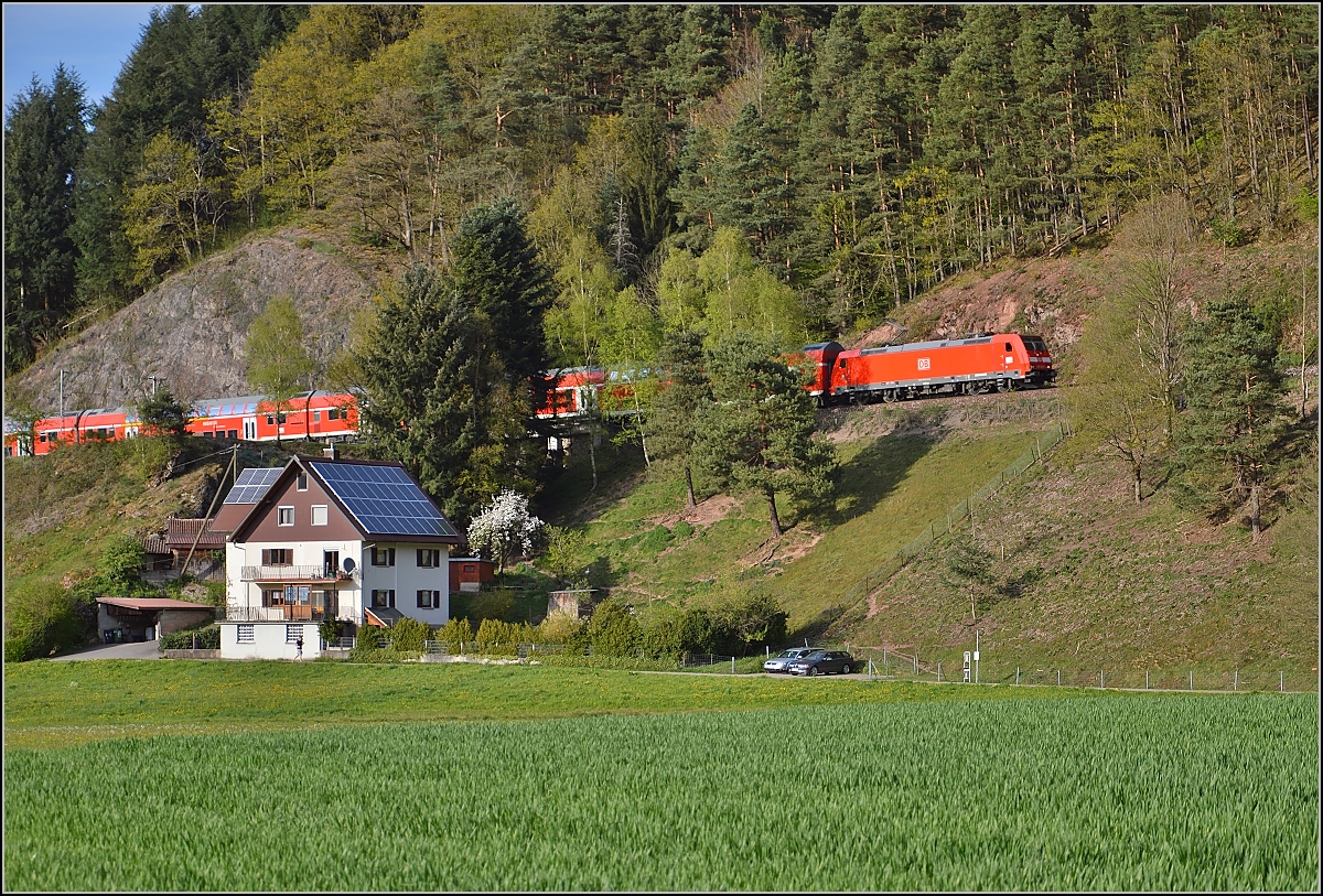 Mit dem IRE Richtung Konstanz ist 146 234-0 in Gutach am steilsten Abschnitt der Schwarzwaldbahn unterwegs. April 2015.
