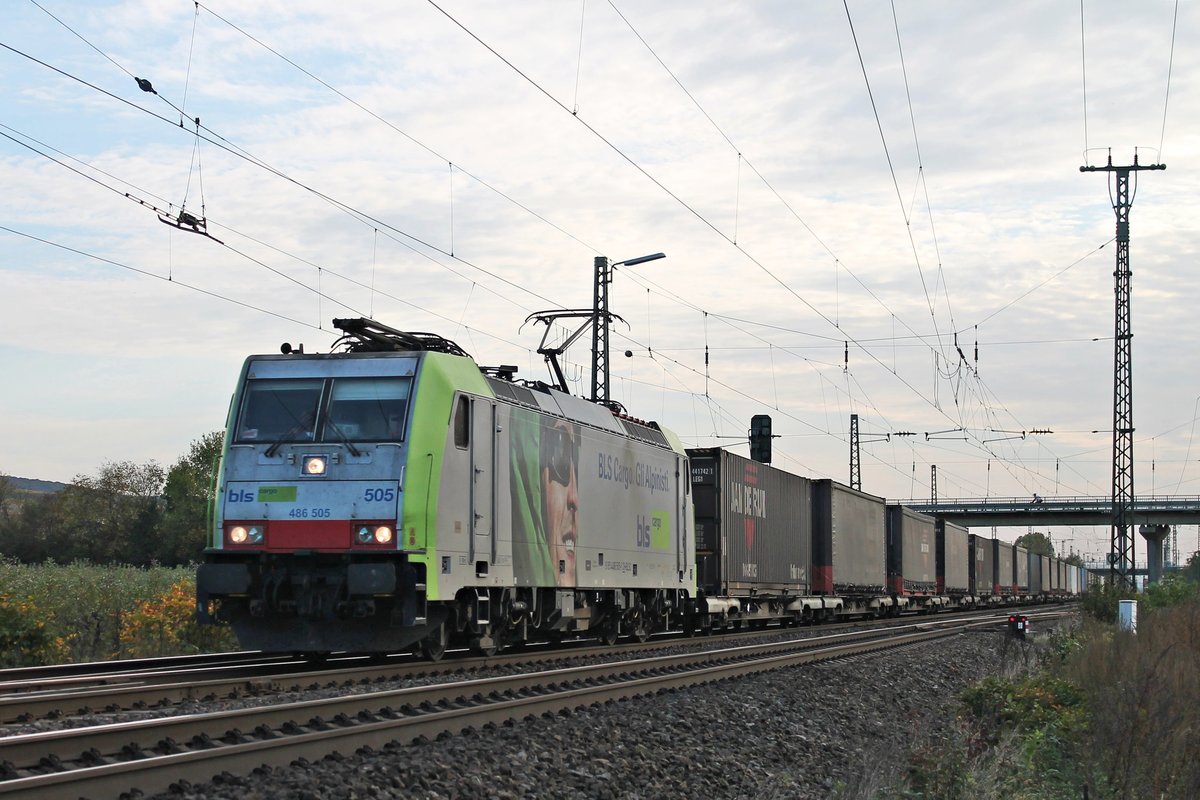 Mit dem  Jan de Rijk -Containerzug nach Rotterdam fuhr am Nachmittag des 19.10.2017 die Re 486 505, die den Zug bis Venlo bespannte, bei Müllheim (Baden) in Richtung Freiburg (Breisgau).