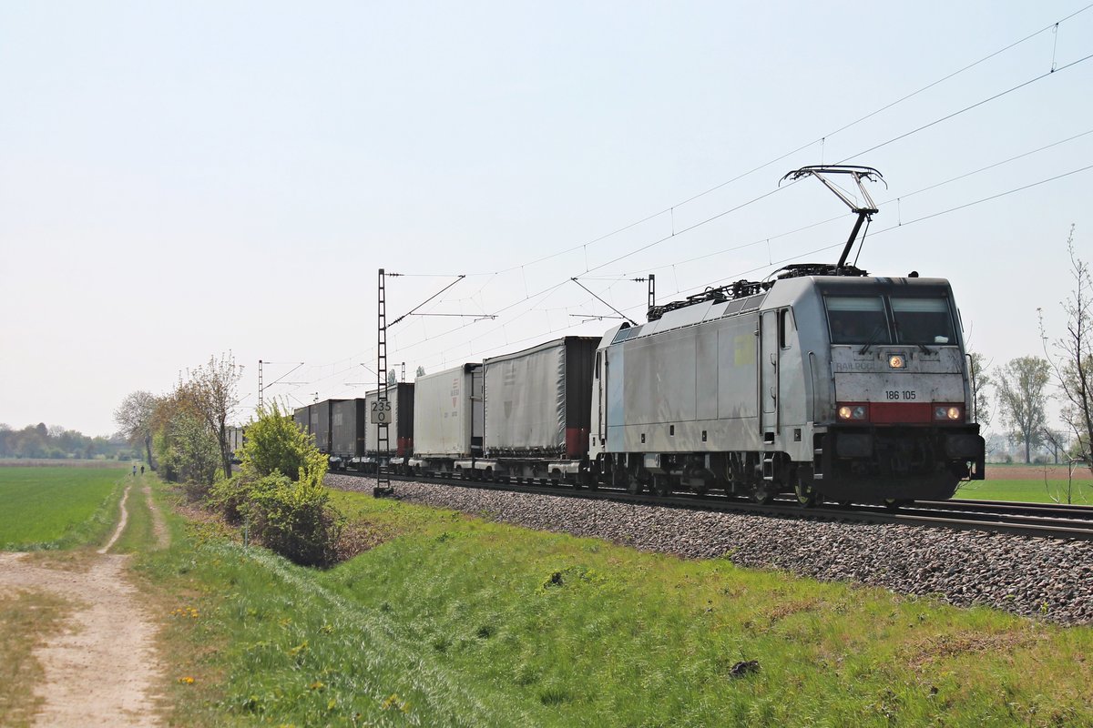 Mit dem  Jan de Rijk -KLV (Melzo-Scalo - Rotterdam Waalhaven) fuhr die Rpool/BLSC 186 105 bei Hügelheim am 11.04.2017 durchs Rheintal in Richtung Norden.