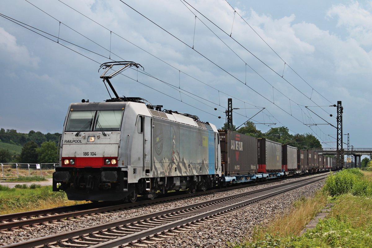 Mit dem  Jan de Rijk -KLV nach Rotterdam fuhr am 22.07.2017 die Rpool/BLSC 186 104 bei Buggingen am Schwarzwald entlang in Richtung Bad Krozingen.