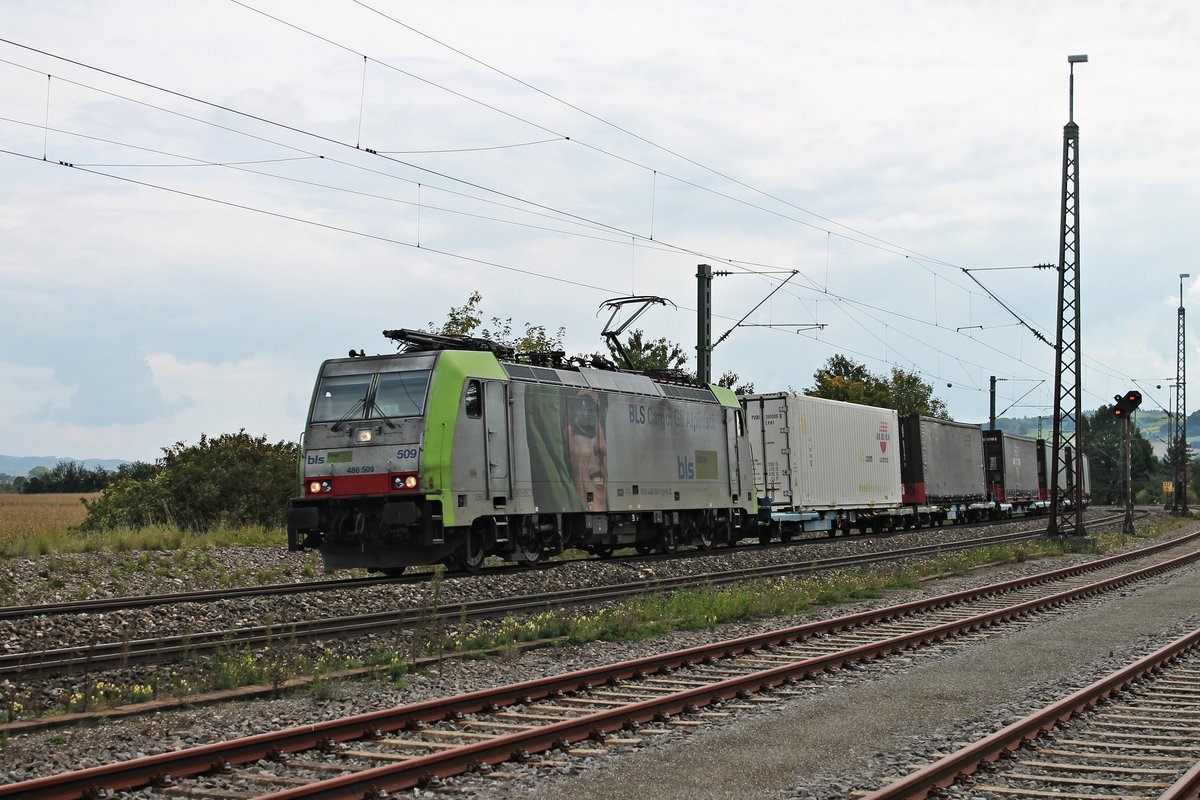 Mit dem  Jan de Rijk -KLV nach Rotterdam Waalhaven fuhr am Nachmittag des 20.09.2017 die Re 486 509, welche den Zug bis Venlo bespannte, als Rastatt-Umleiter durch den Bahnhof von Welschingen-Neuhausen in Richtung Norden.