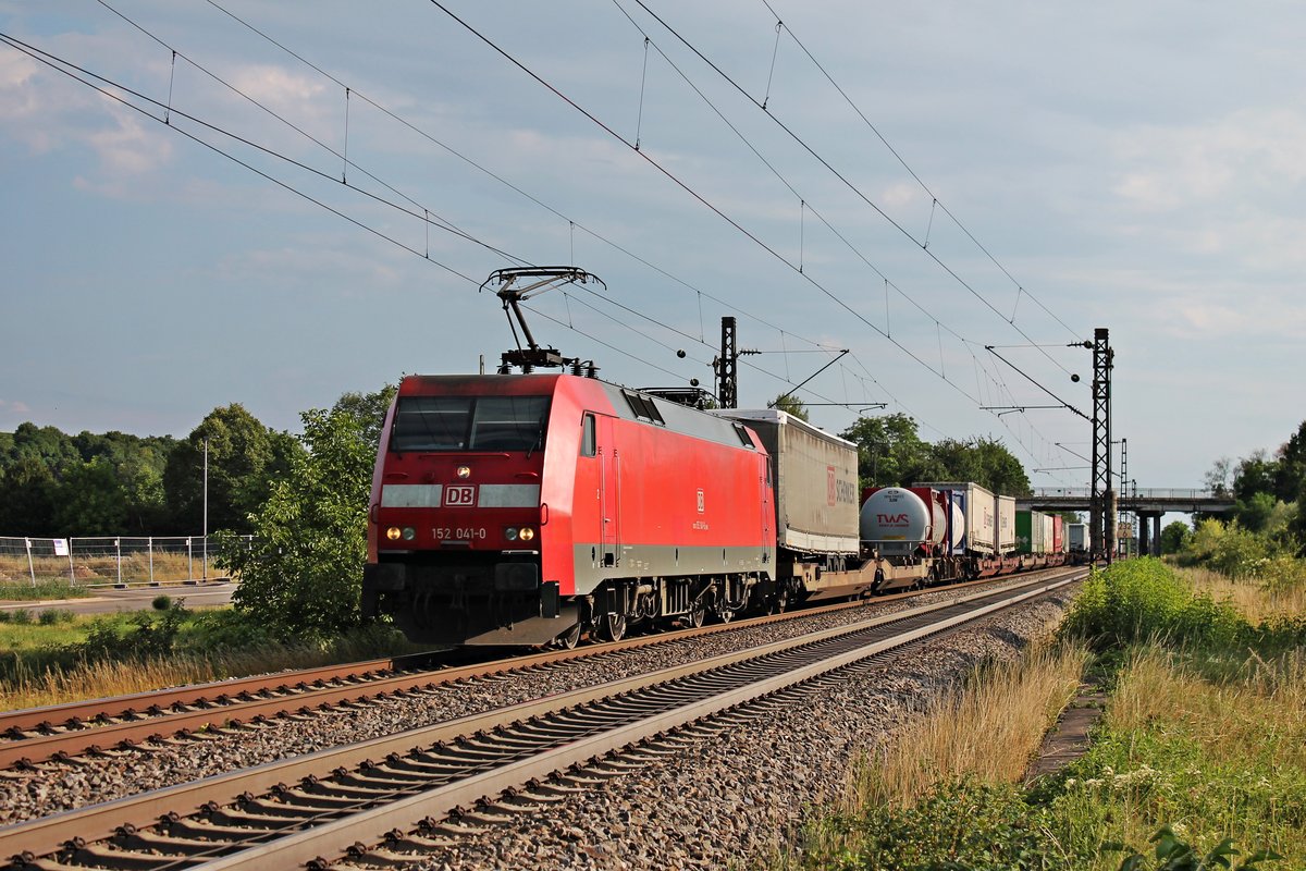 Mit dem KLV (Weil am Rhein Ubf - Hamburg Billwerder) war am 20.07.2017 die 152 041-0 (ex. Porsche-Werbelok) beauftragtm, als sie beu Buggingen noch am Anfang ihrer Reise war und gen Freiburg (Breisgau) fuhr.