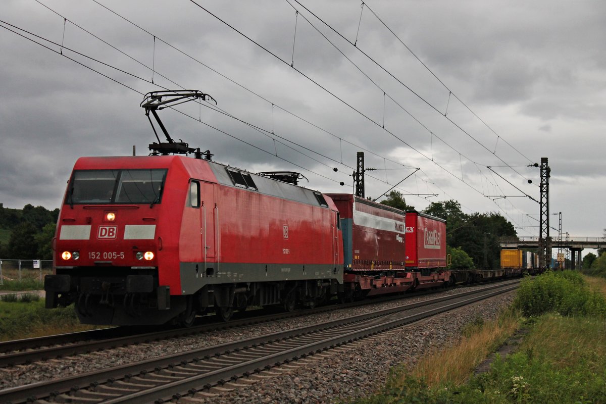 Mit dem KLV (Weil am Rhein Ubf - Hamburg Billwerder) fuhr am späten Nachmittag des 27.07.2017 die 152 005-5 (ex. Claas-Werbelok) bei Buggingen in Richtung Norden und hatte noch fast die ganze Strecke vor sich.