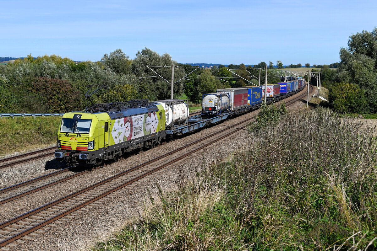 Mit dem KLV-Zug DGS 43101 von Wanne-Eickel nach Verona Q.E. war die für TXLogistik fahrende 193 551 am 01. Oktober 2021 im Dachauer Hinterland bei Vierkirchen zu sehen. 