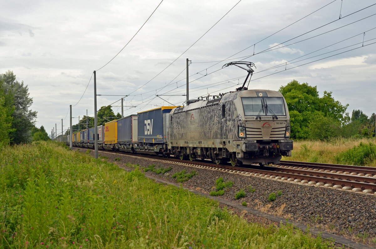 Mit dem KLV-Zug nach Rostock-Seehafen rollte 193 997 der TX-Logistik am 24.06.25 durch Brehna Rchtung Bitterfeld.