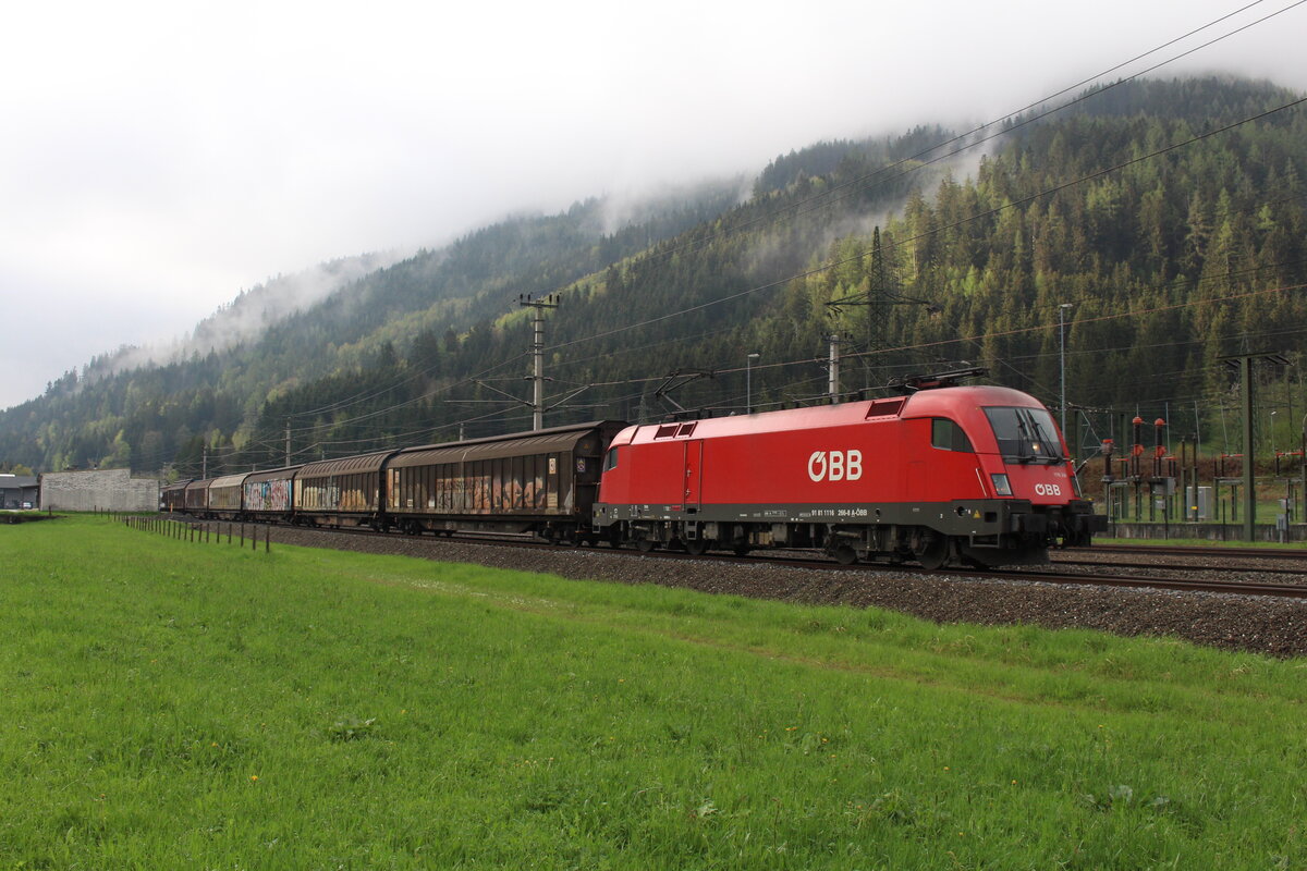 Mit dem knapp 1400t schweren GAG47838 hat die 1116 266 am 9.5.2022 den Schoberpass erklommen und wartet in Wald am Schoberpass auf die Vorfahrt des IC500 und die Weiterfahrt in Richtung München.