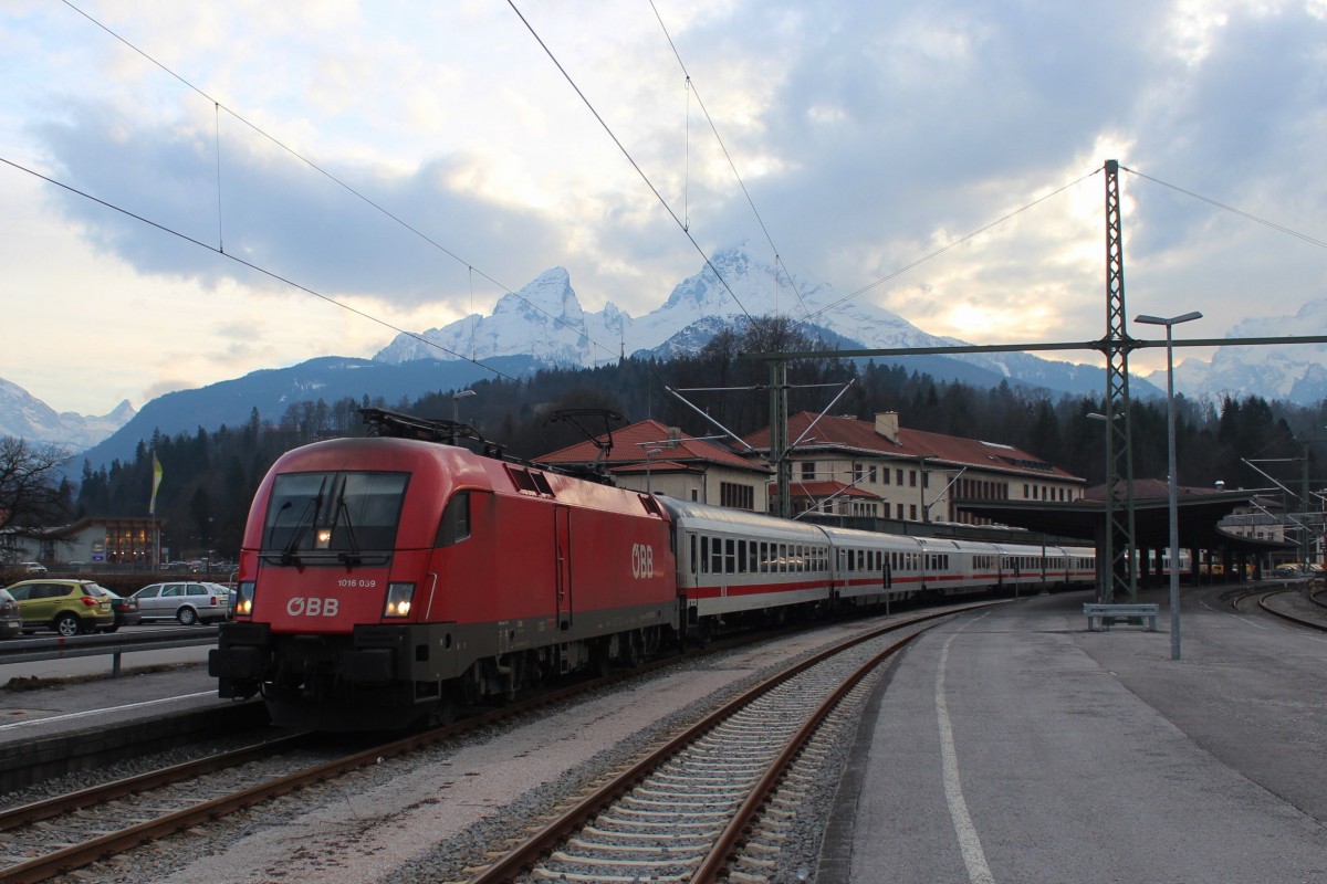 Mit dem Königssee verirrt sich täglich bzw. machmmal auch zweimal täglich ein Ochse der ÖBB ins Berchtesgadner Land. Hier am Bild zum Sehen, 1016 039 nach der Ankunft mit dem 2083 aus Freilassing im Zugendbahnhof Berchtesgaden Hbf.; am 01.03.2014