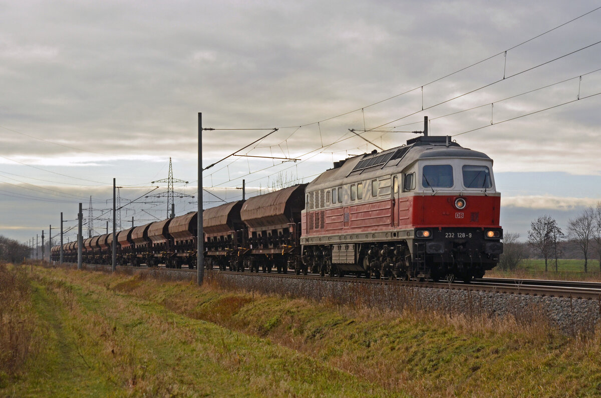Mit dem Kokszug nach Bernburg ins dortige Zuckerwerk rollt 232 128 am 15.12.21 durch Braschwitz Richtung Magdeburg.