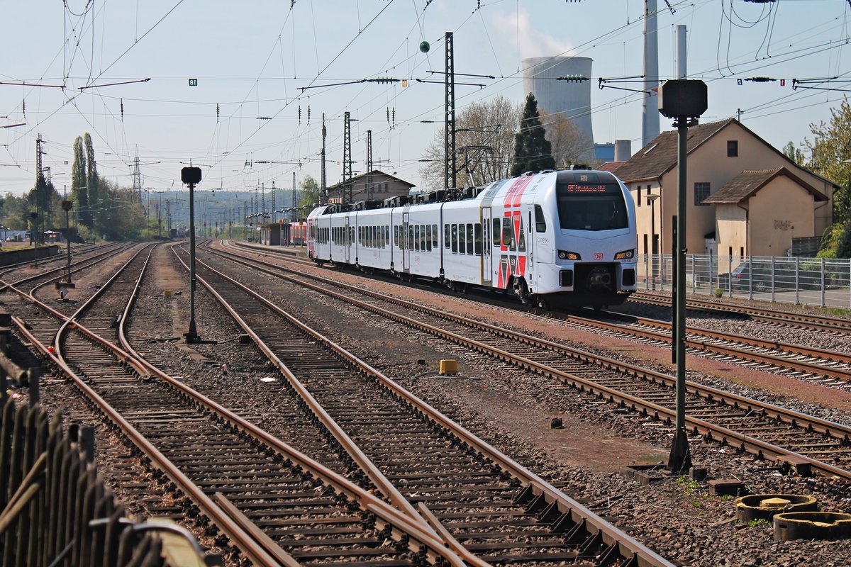 Mit dem Kraftwerk von Ensdorf (Saar) im Hintergrund, fuhr am 12.04.2017 der SÜWEX 429 100 durch die gleichnamige Ortschaft als RE1 (Mannheim Hbf - Koblenz Hbf)in Richtung Saarlouis.