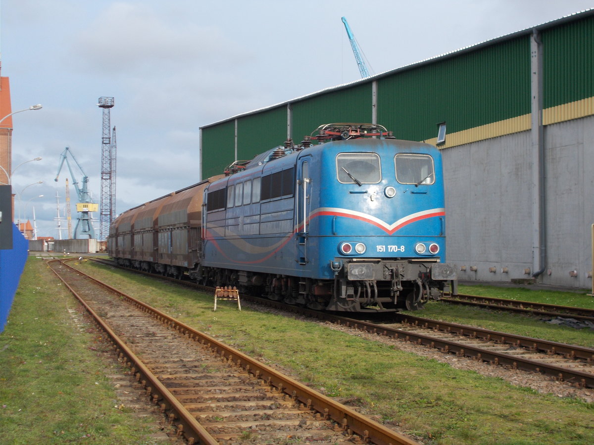 Mit dem Kreidezug von Klementelvitz stand die SRI 151 170,am 29.Oktober 2017,im Stralsunder Nordhafen.Aufnahme durch das Hafentor.