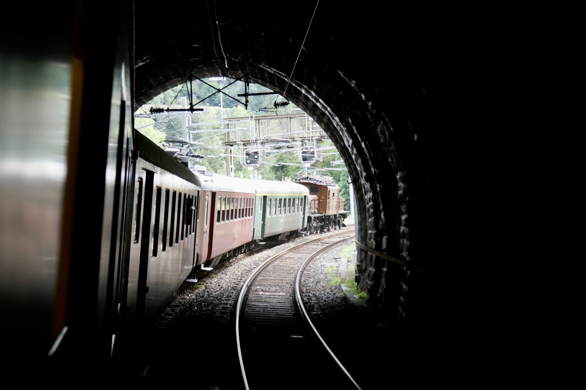 Mit dem Krokodil Ce 6/8 II 14253 von SBB Historic am 13.9.25 unterwegs von Erstfeld nach Göschenen.