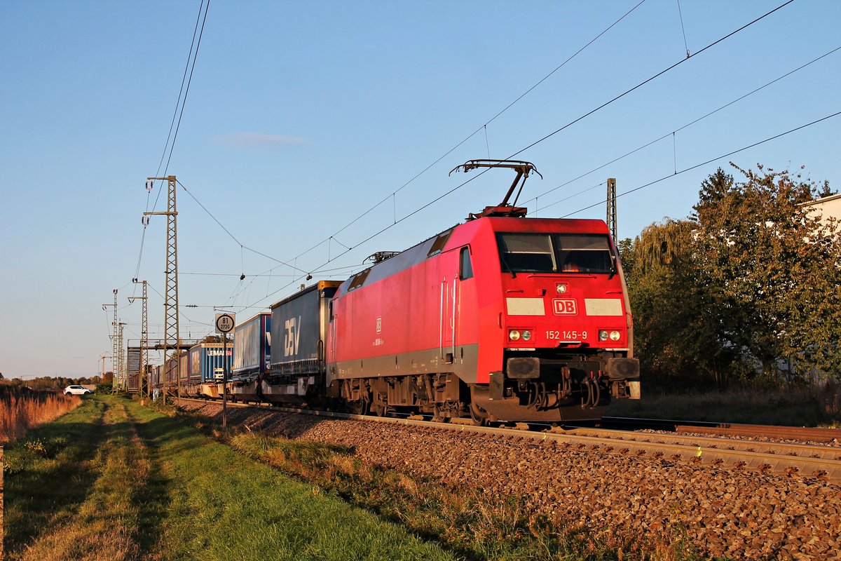 Mit dem KT 40009 (Taulov - Gallarate) fuhr am Abend des 16.10.2019 die 152 145-9, welche den Zug seit dem Rangierbahnhof Maschen bespannte, über die Rheintalbahn durch den Haltepunkt von Auggen in Richtung Basel.