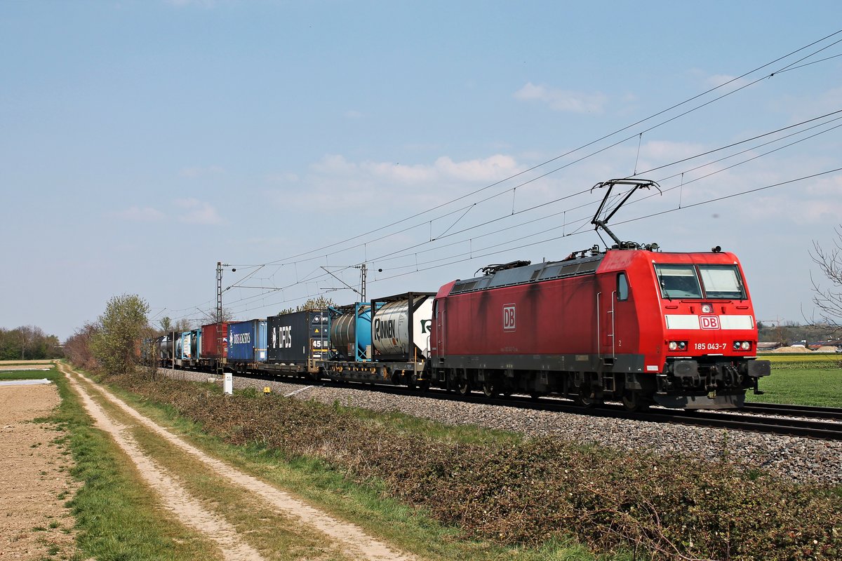 Mit dem KT 42027 (Köln Eifeltor - Gallarate) fuhr am Nachmittag des 09.04.2020 die 185 043-7, welche den Zug vom Startbahnhof bis Basel SBB RB bespannte, südlich von Buggingen über die Rheintalbahn in Richtung Schweiz.
