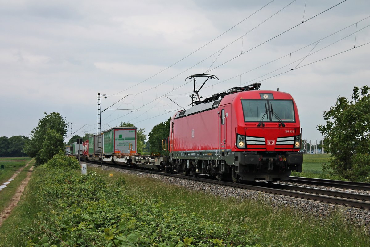 Mit dem KT 43515 (Zwankendamme - Novara Boschetto) fuhr am Nachmittag des 14.05.2020 die 193 332, welche den Zug seit Köln Eifeltor bespannte, südlich von Buggingen über die Rheintalbahn durchs Markgräflerland in Richtung Schweiz.