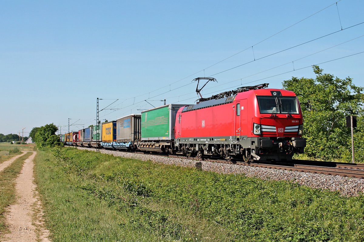 Mit dem KT 43542 (Novara Boschetto - Köln Eifeltor) fuhr am späten Morgen des 02.06.2020 die 193 351 nördlich von Müllheim (Baden) bei Hügelheim über die Rheintalbahn durchs Markgräflerland in Richtung Freiburg (Breisgau).