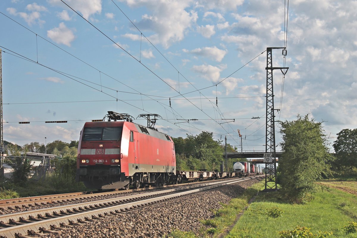 Mit dem KT 50176 (Basel Bad Rbf - Hamburg Billwerder Ubf) fuhr am Abend des 12.08.2019 die 152 063-4 südlich vom Haltepunkt von Auggen über die Rheintalbahn in Richtung Freiburg (Breisgau).
