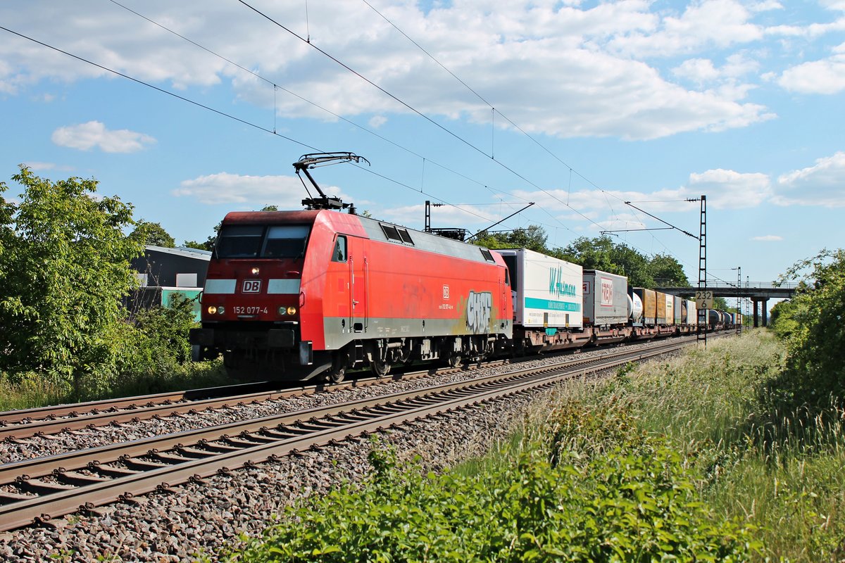 Mit dem KT 50176 (Basel Bad Rbf - Hamburg Billwerder Ubf) fuhr am späten Nachmittag des 29.05.2020 die 152 077-4, welche leider etwas verschmiert war, über die Rheintalbahn durchs Industriegebiet von Buggingen in Richtung Freiburg (Breisgau).