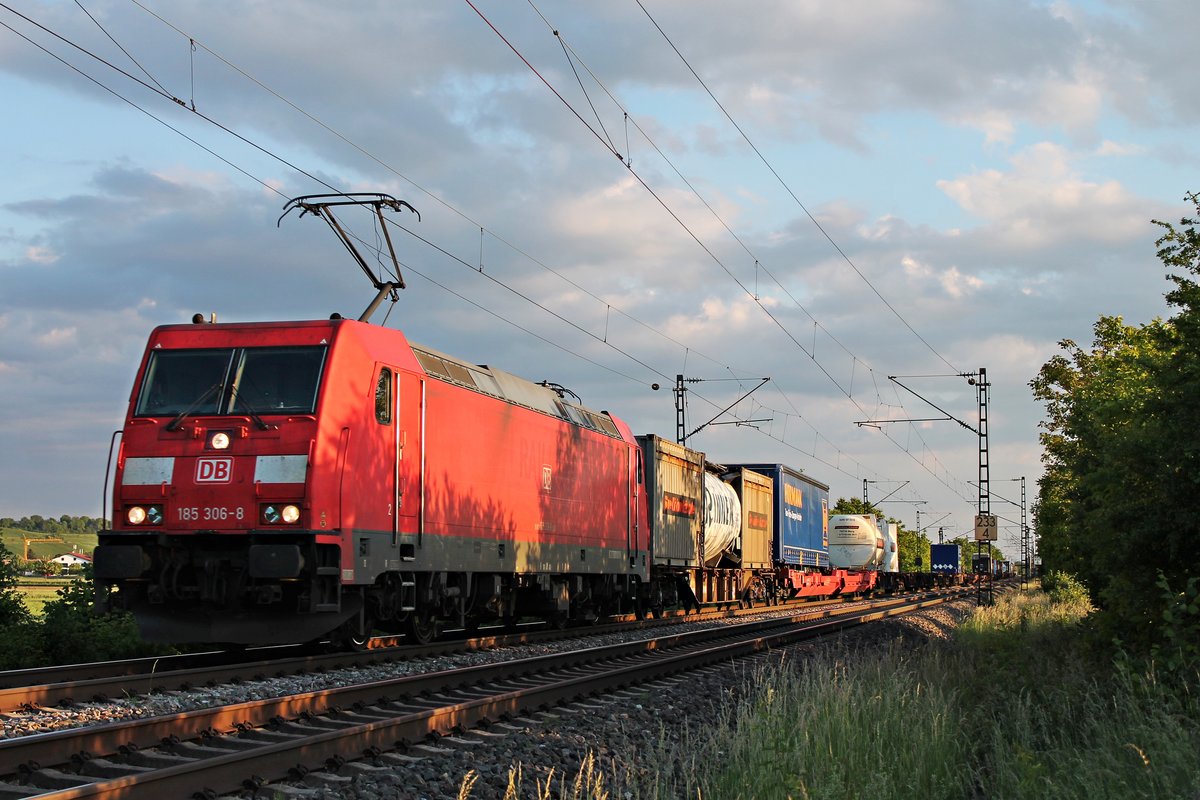 Mit dem KT 50192 (Basel Bad Rbf - Wuppertal Langerfeld) fuhr am Abend des 26.05.2020 die 185 306-8 im letzten Licht des Tages zwischen Hügelheim und Buggingen über die Rheintalbahn durchs Markgräflerland in Richtung Freiburg (Breisgau).