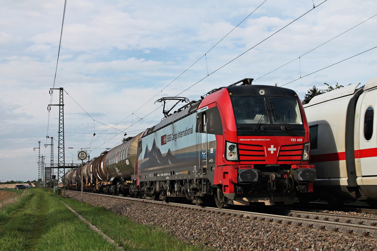 Mit dem kurzen  BASF -Zug DGS 49069 (Karlsruhe Gbf - Basel SBB RB) fuhr am Nachmittag des 25.04.2019 die 193 469  Simplon  durch den Haltepunkt von Auggen über die KBS 703 durchs Markgräflerland in Richtung Schweizer Grenze.