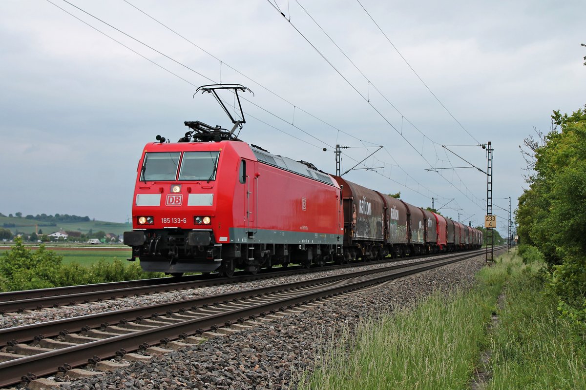 Mit dem kurzen EZ 45000 (Chiasso Smistamento - Mannheim Rbf) fuhr am Nachmittag des 14.05.2020 die 185 133-6 nördlich von Hügelheim über die KBS 702 durchs Rheintal in Richtung Freiburg (Breisgau).