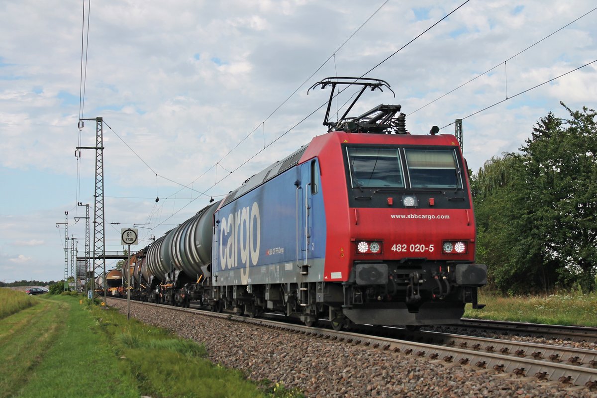 Mit dem langen und gemischten  BASF -Zug DGS 49069 (Karlsruhe Gbf - Basel SBB RB) fuhr am Abend des 12.08.2019 die Re 482 020-5 durch den Haltepunkt von Auggen über die KBS 702 in Richtung Zielbahnhof.