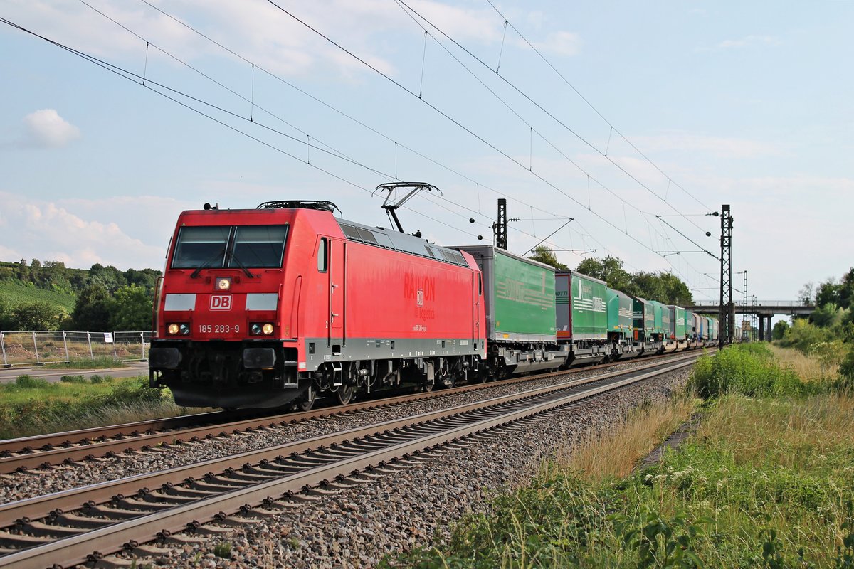 Mit dem  Lannutti -KLV (Torino Orbassano - Charleroi Dry Port) fuhr am Nachmittag des 20.07.2017 die 185 283-9 bei Buggingen in Richtung Freiburg (Breisgau).