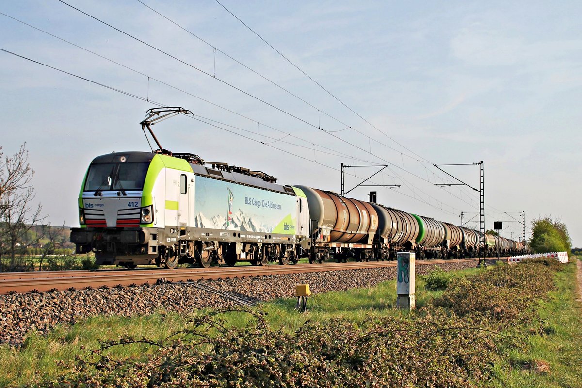Mit dem leeren Kesselzug (Glattbrugg - Rotterdam Pernis) fuhr am Abend des 16.04.2020 die Re 475 412 zwischen Müllheim (Baden) und Buggingen über die Rheintalbahn in Richtung Freiburg (Breisgau).