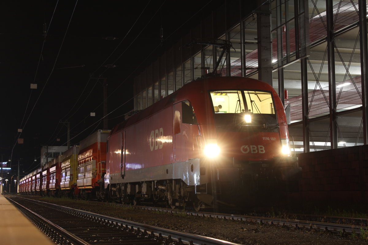 Mit dem Leererzzug von Leoben Donawitz nach Selzthal steht früh am Morgen des 30.6.2018 mit 1116 187 in Leoben Hbf und wartet auf die Abfahrt.