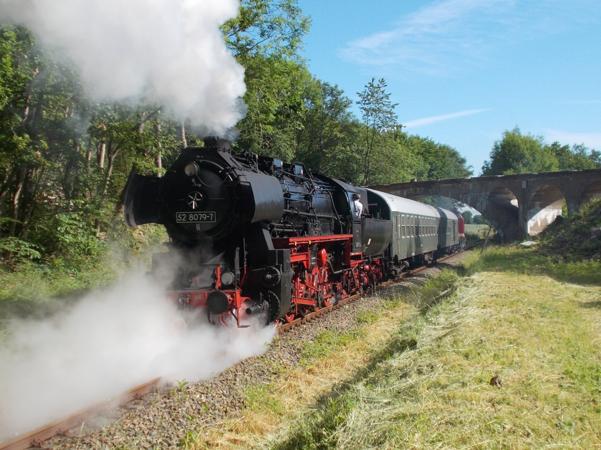 Mit dem Leerpark nach Bergen/Rügen verließ 52 8079,am Schluß unter dem ehmaligen Schmalspurviadukt,Putbus am 15.Juni 2014.Zuglok war die PRESS 112 565.