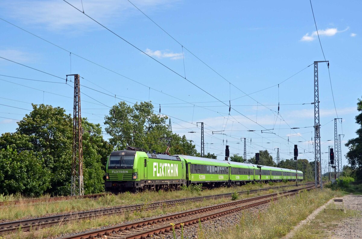 Mit dem Leerzug des FLX 1231 aus Köln rollt 193 862 am 14.08.21 durch Saarmund Richtung Potsdam.