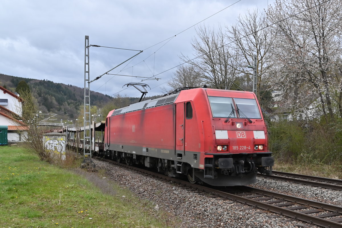 Mit dem Leerzug fürs Audiwerk in Necharsulm kommt 185 228-4 durch Neckargerach gefahren.  16.4.2021